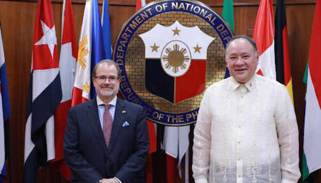 Canadian Ambassador David Hartman with Philippine Defense Secretary Gilberto Teodoro Jr.
