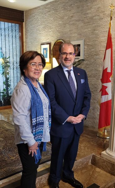 Former senator Leila de Lima with David Hartman, Canada's Ambassador to the Philippines. Photo from David Hartman's Twitter.