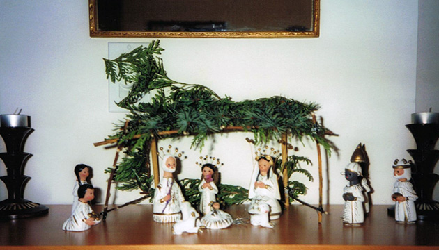 Baby Jesus lays snug in his manger in this Belen set from Peru. 