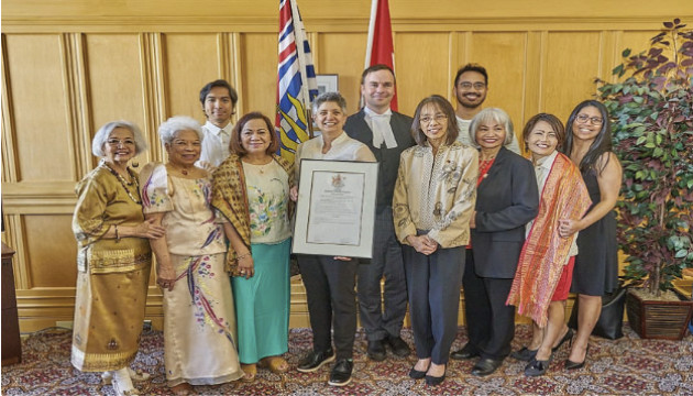 Members of the Filipino community in Victoria join MLA Mable Elmore, Consul General Arlene Magno and BC Deputy Speaker Spencer Chandra Herbert (center). Photo by Jun Tanquilut.