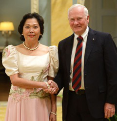In this 2014 photo, then Governor General David Johnston welcomes Philippine Ambassador to Canada, Petronila P. Garcia. Photo by Sgt. Ronald Duchesne, Rideau Hall.
