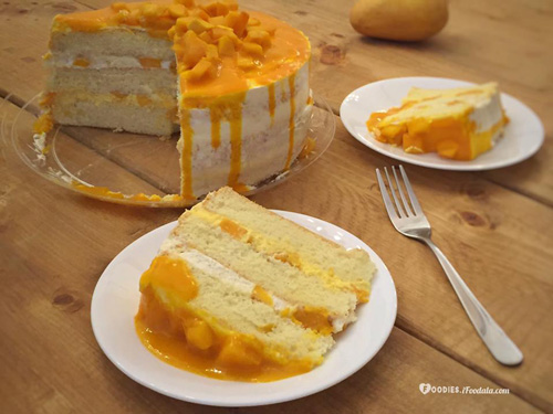 Mangoes and cream cake