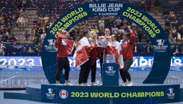 Leylah Annie Fernandez (second from right) shares the Billie Jean King trophy with Team Canada. Photo by Martin Sidorjak, Team Canada.
