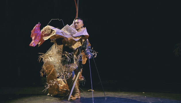 Choreographer Alvin Tolentino performs in Accumulation. Photo by Yasuhiro Okada